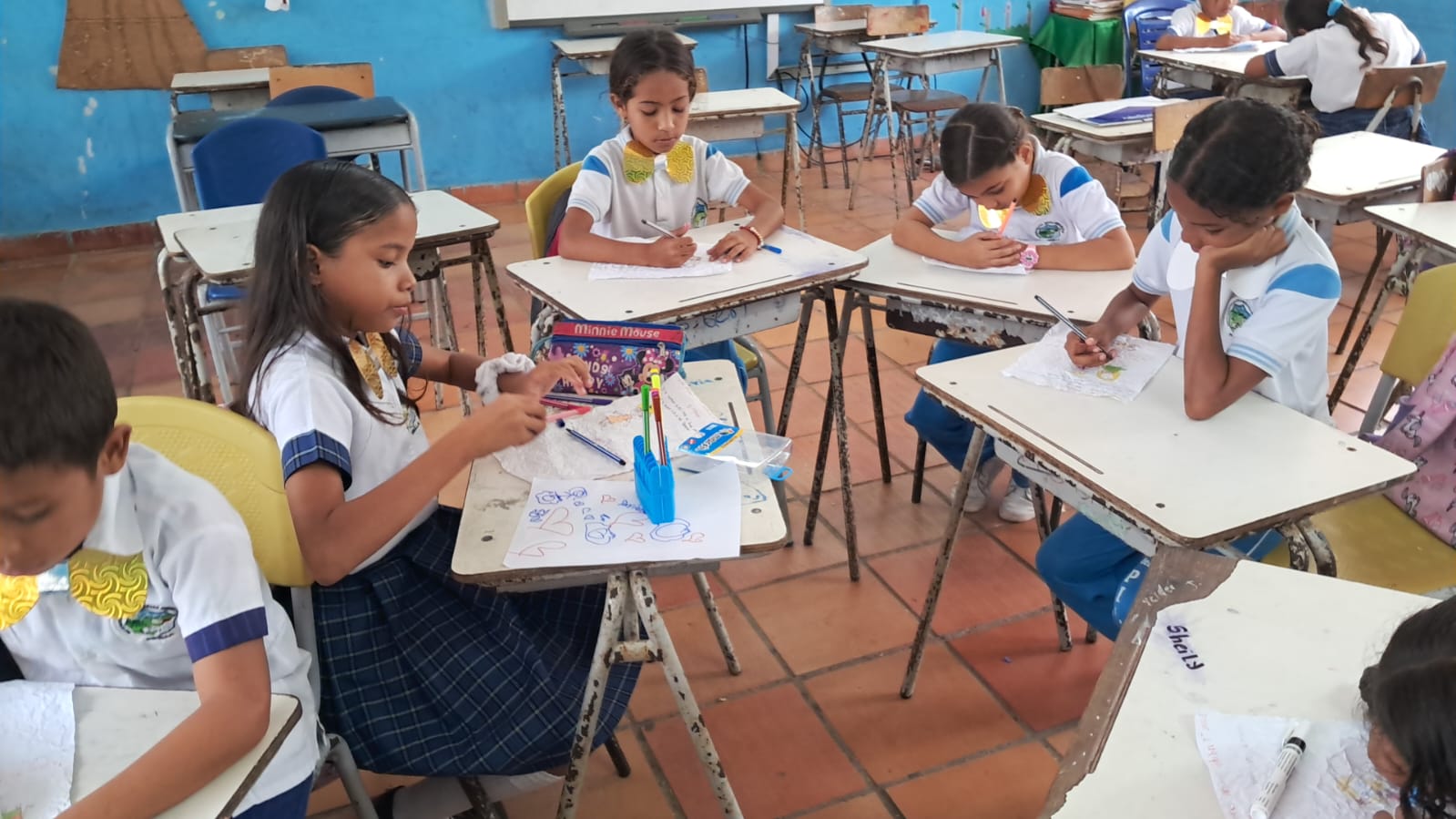 Estudiantes en clase de arte
