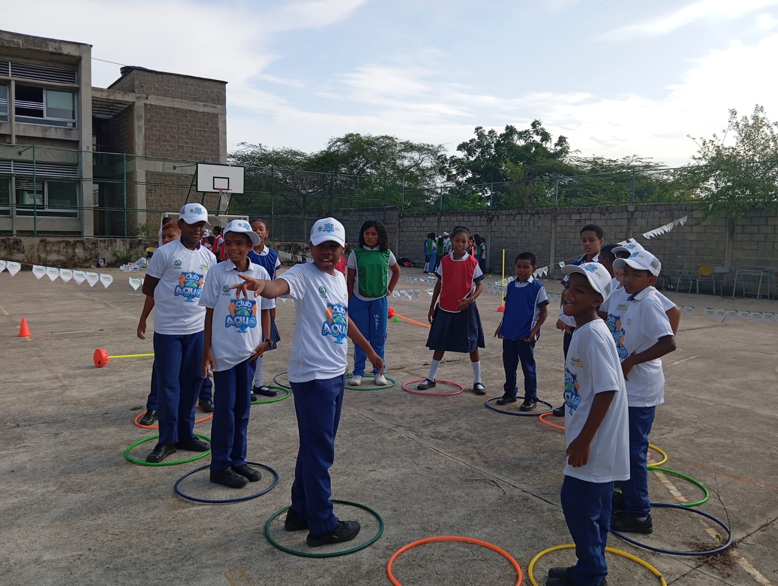 Estudiantes practicando deporte